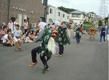 施設周辺での夏祭りやイベント行事に参加する入居者と家族の様子