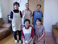 施設のスタッフと入居者が一緒に写る集合写真